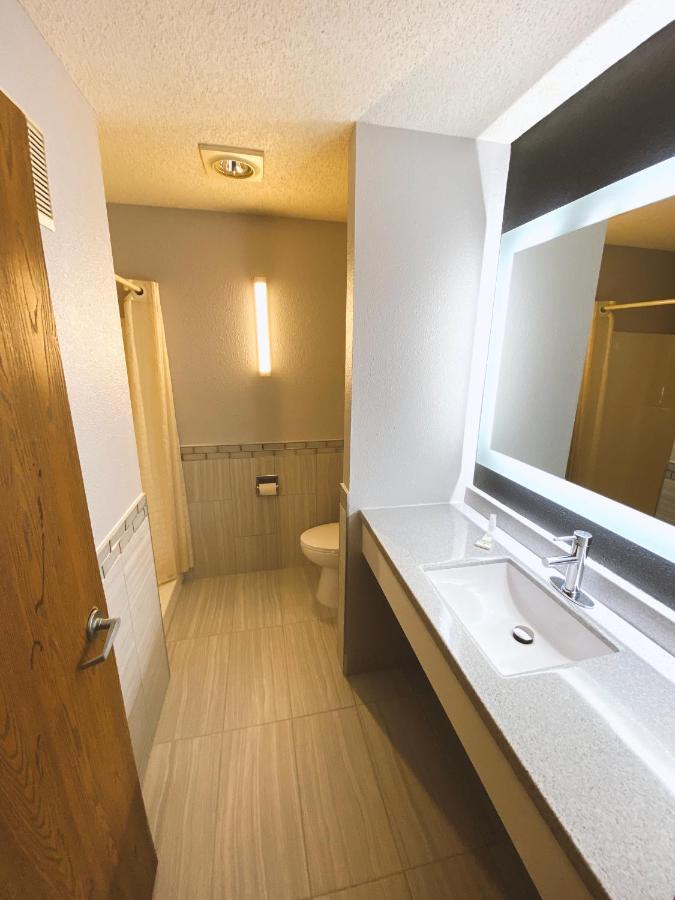 Coratel Inn & Suites By Jasper Hastings Luaran gambar