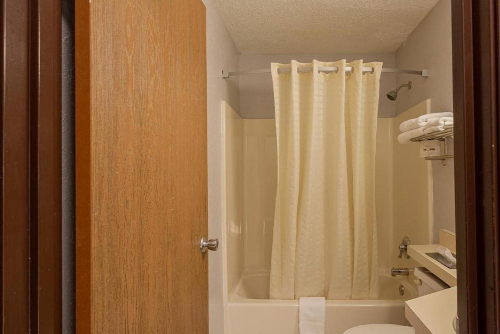 Coratel Inn & Suites By Jasper Hastings Luaran gambar