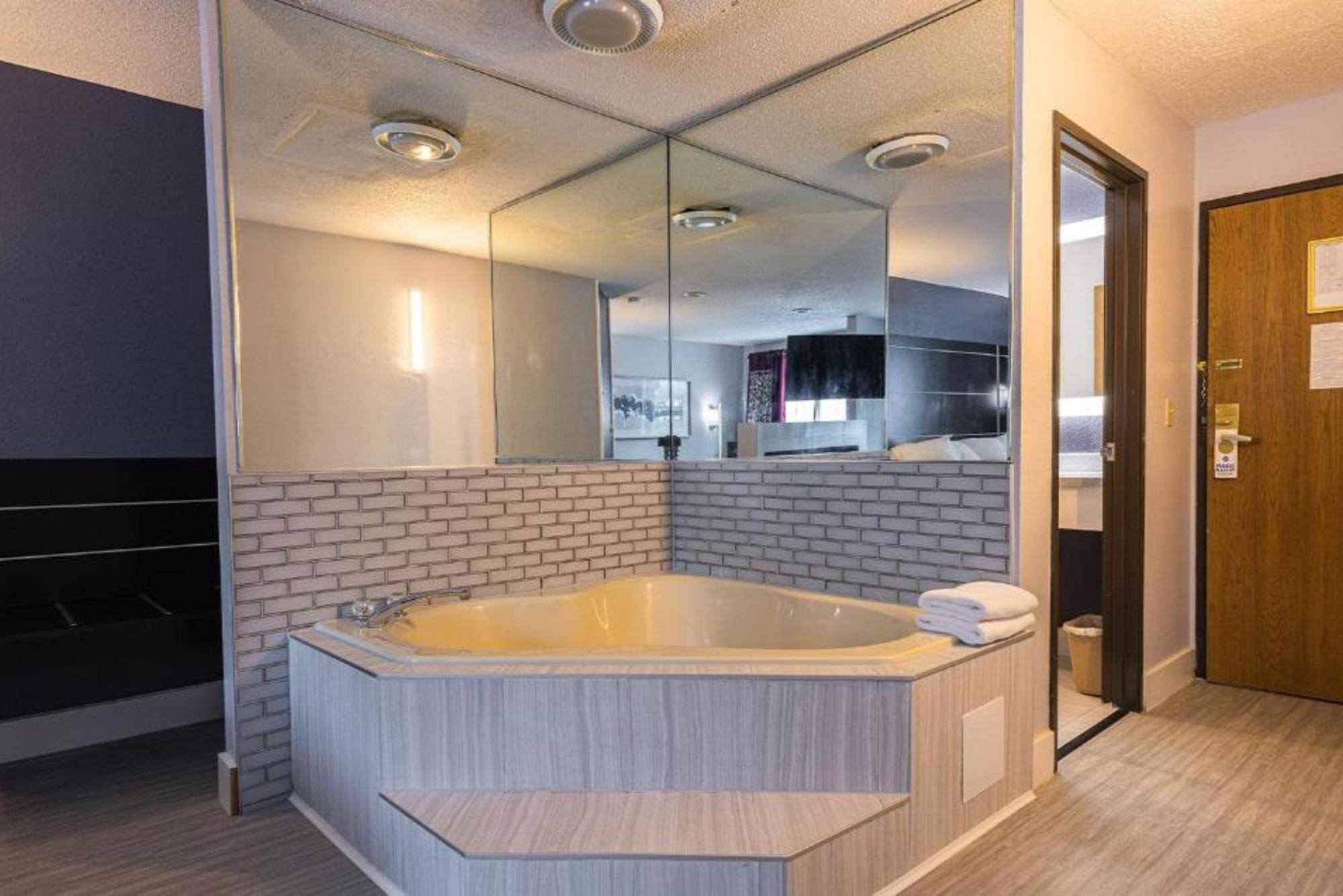 Coratel Inn & Suites By Jasper Hastings Luaran gambar